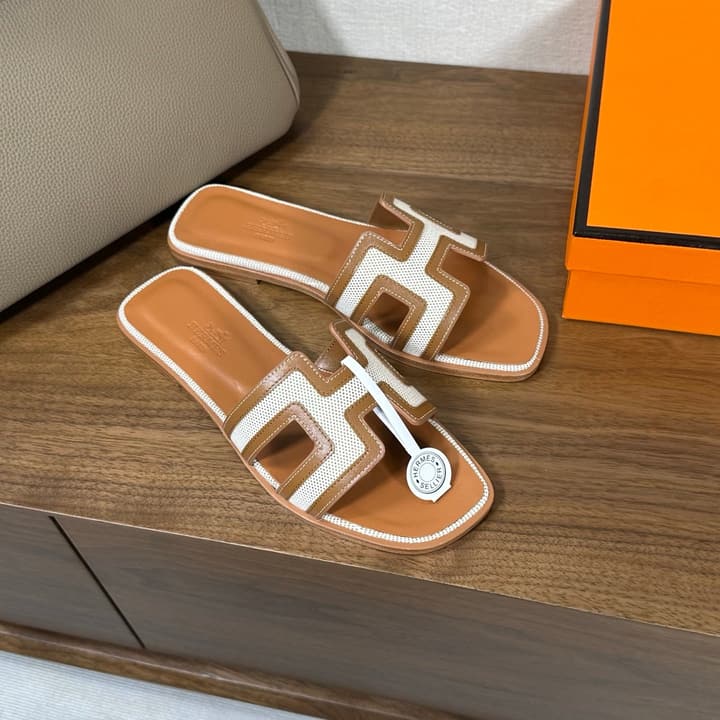 Hermès Oasis H Flat Sandals in Taupe Strap