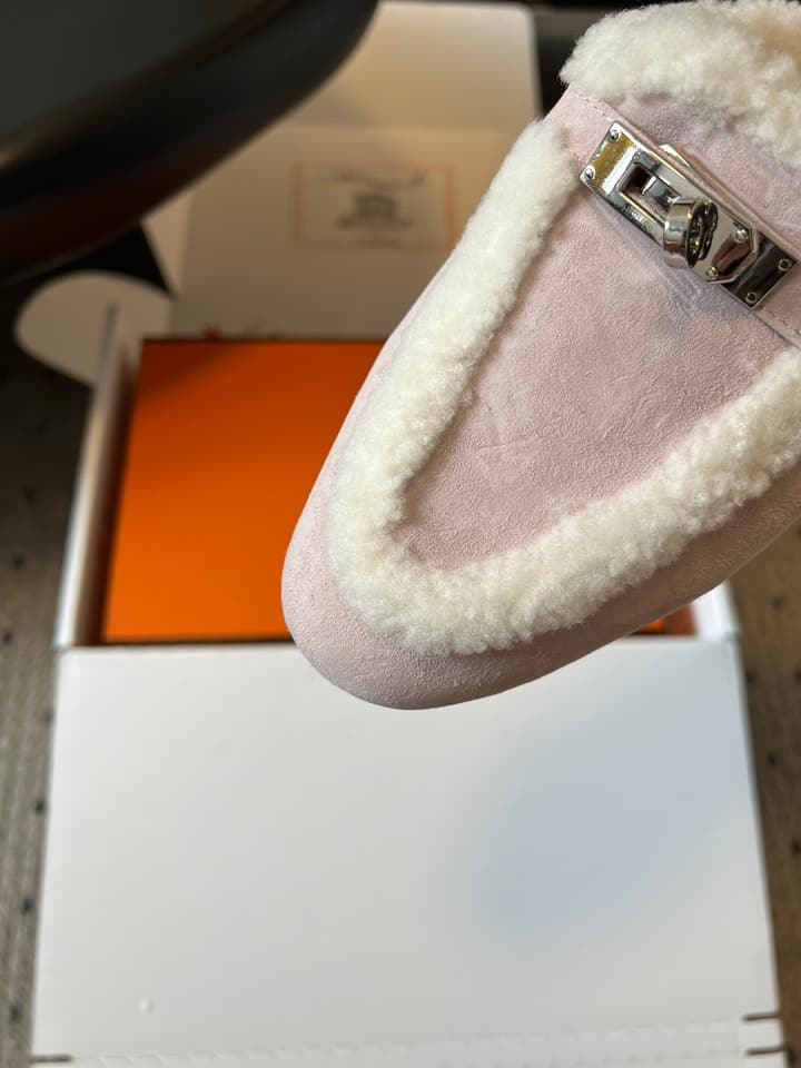 Hermès Leather Mules – 25FW in Black With White Fur