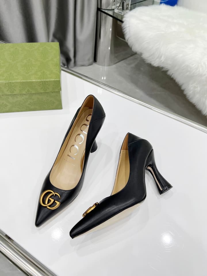 Gucci Double G Buckle Pointed Pumps in Cream Patent Pump