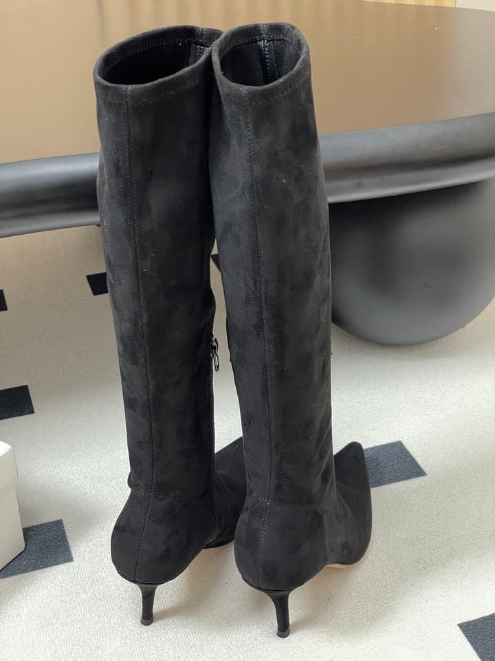 The Row Elastic Kitten Heel Boots – 2025 Fall Collection in Black Suede 3cm Heel