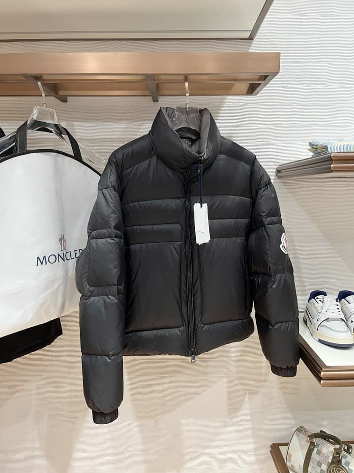 Moncler Designer Puffer Jacket – 2025 Collection in Black With Blue Lining