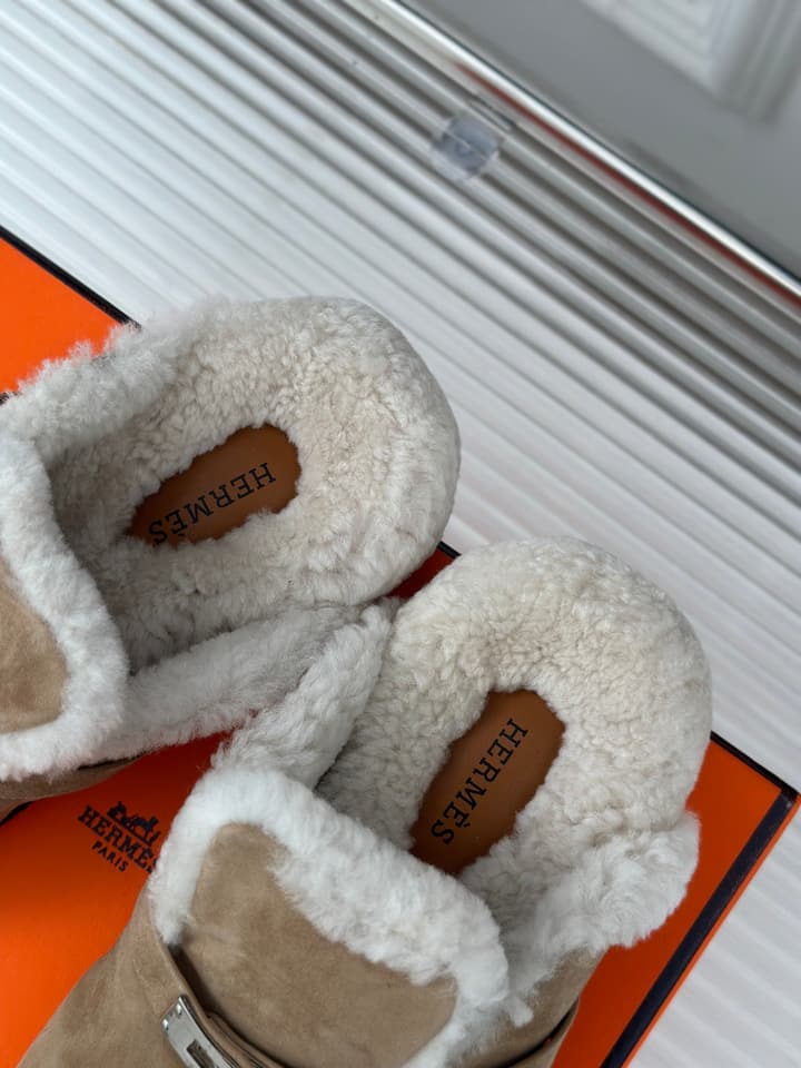Hermès Kelly Buckle Furry Slippers – Autumn/Winter Collection in Black Suede With White Fur