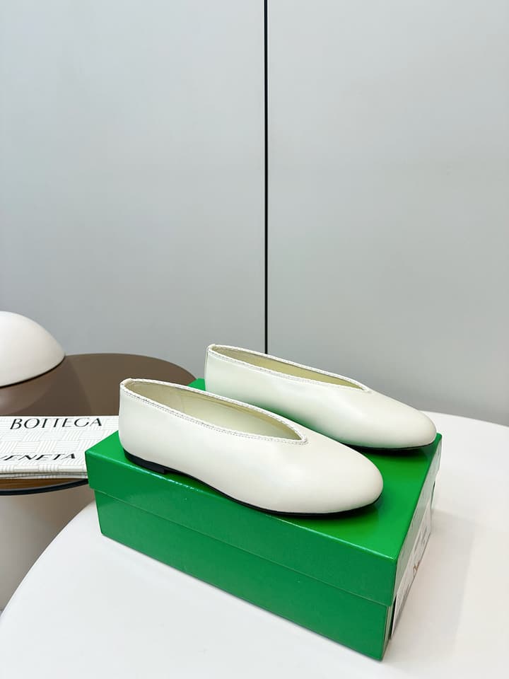 Bottega Veneta Woven Flats – 2025 Collection in Black