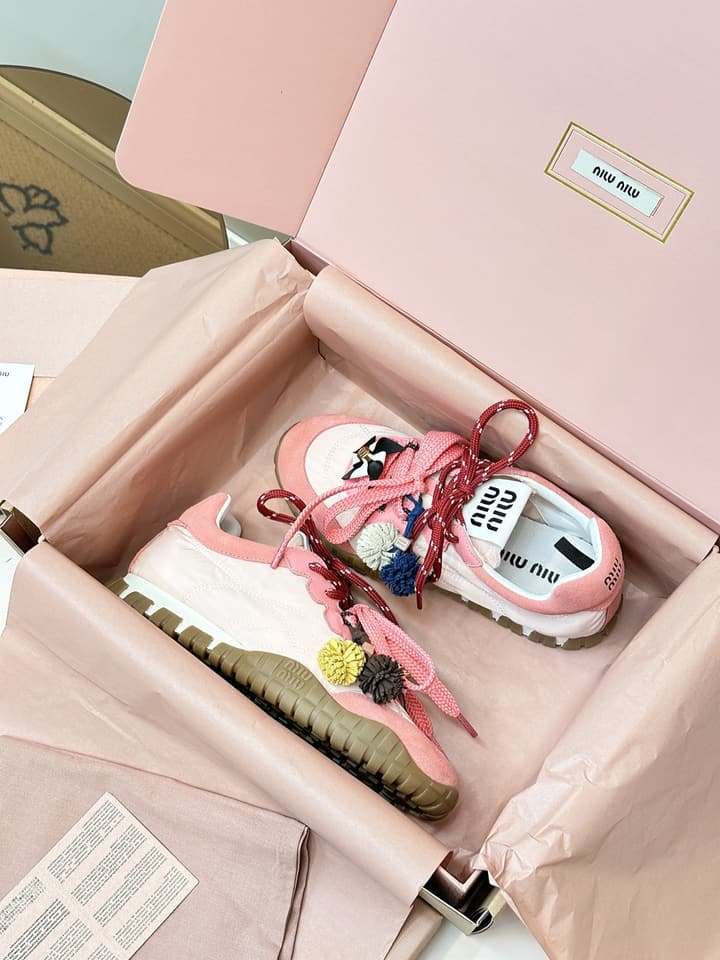 Miu Miu German Training Casual Shoes – 25SS Spring/Summer Runway Collection in Caramel Tan & Emerald Green Ribbons