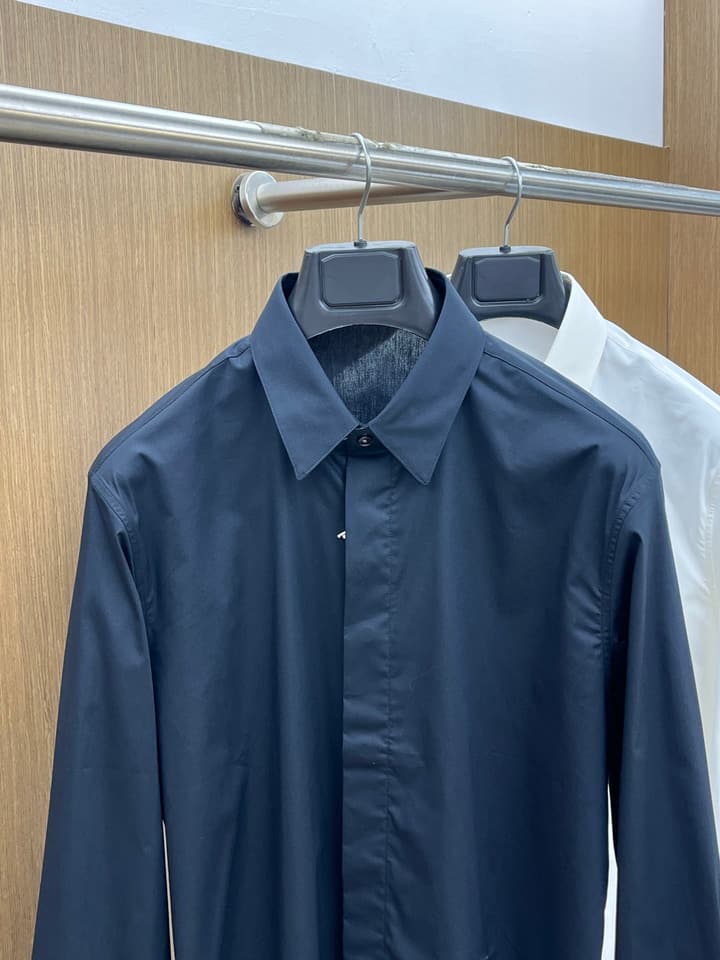 Dior Minimalist Long-Sleeve Cotton Shirt – Spring/Summer Collection
