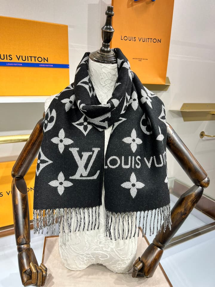 Louis Vuitton Monogram Wool Shawl – 2022 Collection in Beige