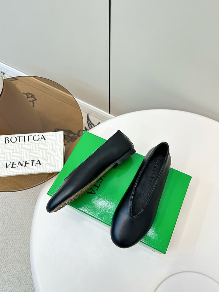 Bottega Veneta Woven Flats – 2025 Collection in Black