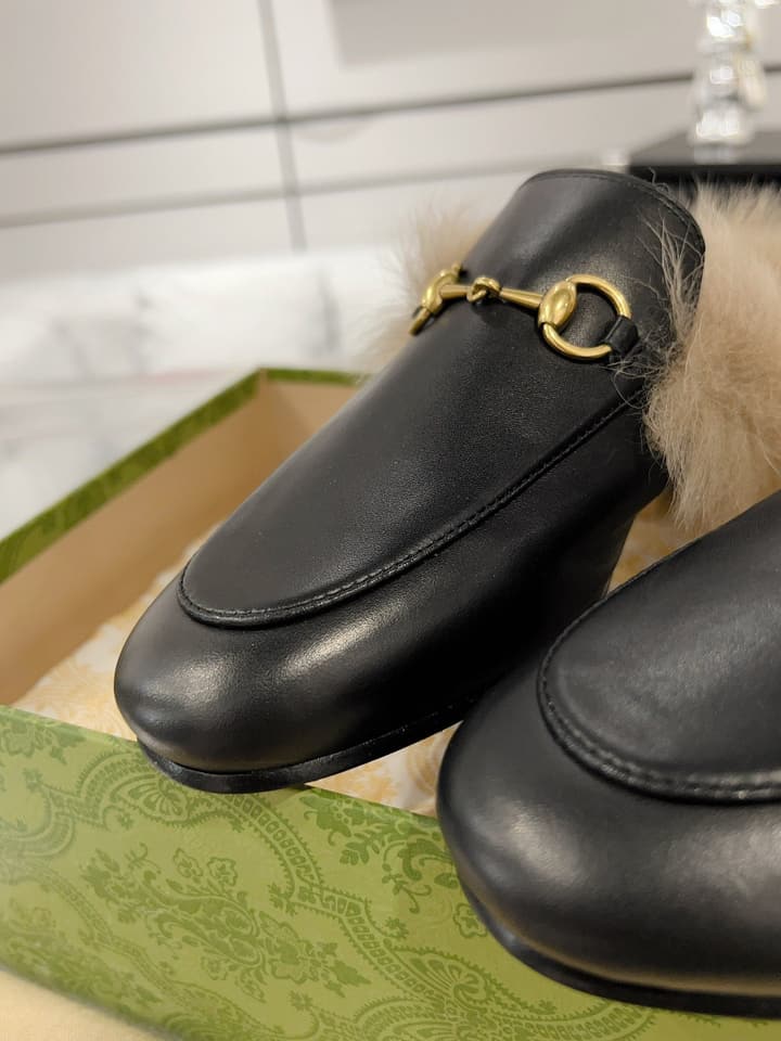 Gucci Toscana Wool Loafers – Autumn/Winter Must-Have in Black Leather With Tan Fur