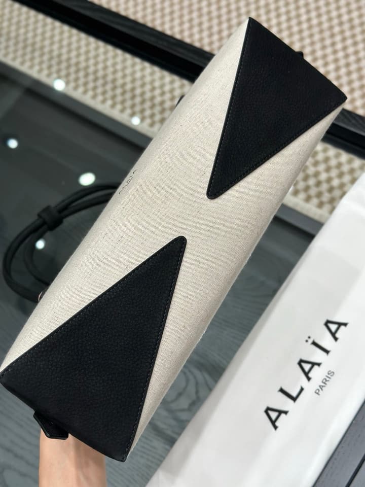 Alaïa Le Teckel Dachshund Bag in Cream And Black