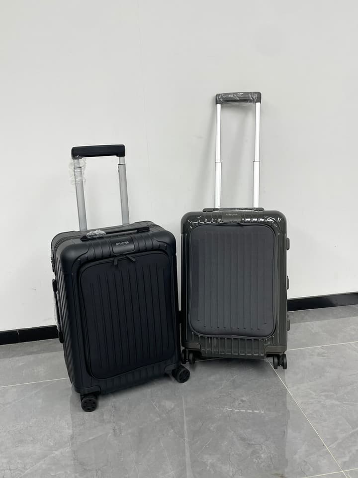 RIMOWA Essential Sleeve Carry-On with Laptop Pocket in Classic Black