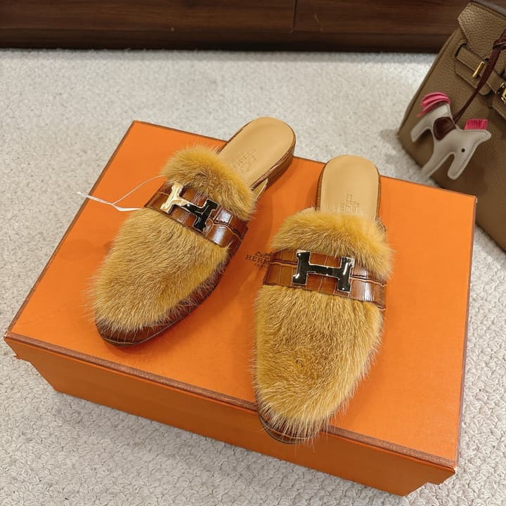 Hermès Mink Suede Loafers & Mules – Autumn/Winter Collection in Black Fur With Gold H