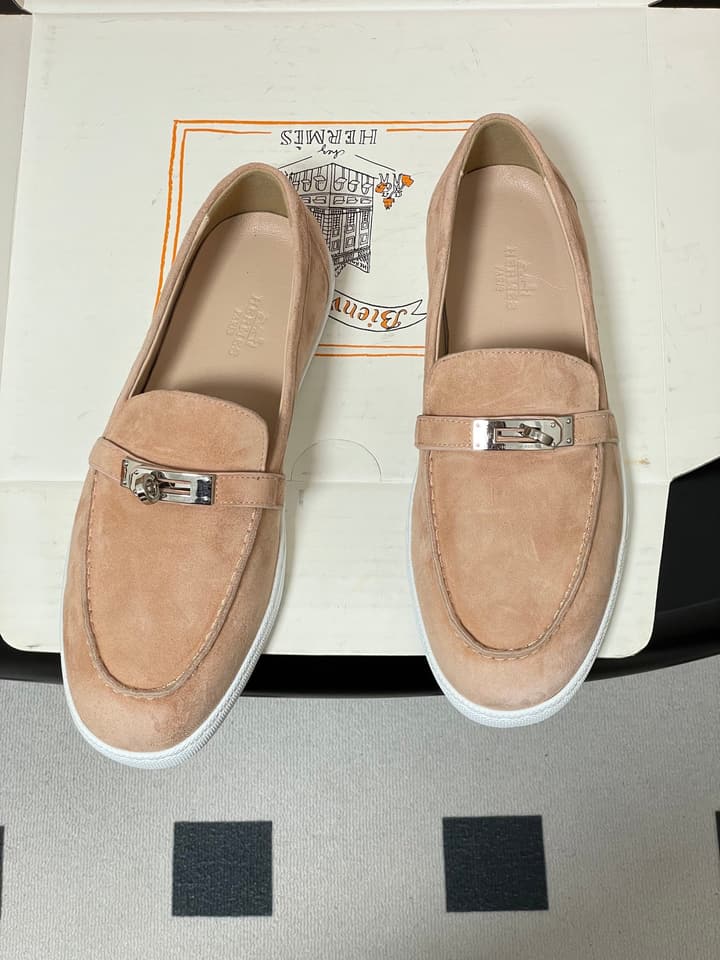 Hermès Mind Suede Kelly Buckle Loafers – 26S Spring/Summer Collection in Beige Suede