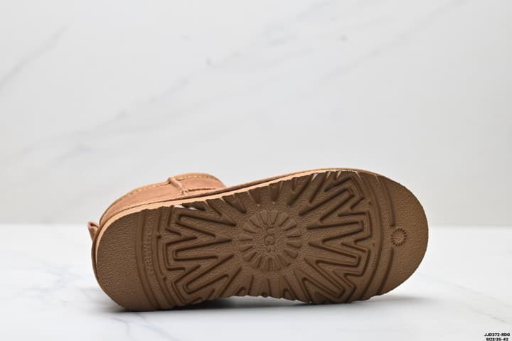UGG Classic Ultra Mini Platform Snow Boots in Chestnut