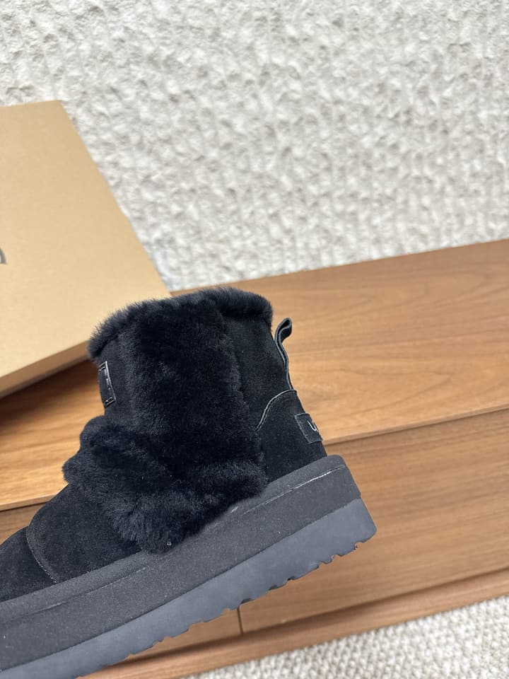 UGG Closed-Toe Fur-Lined Slippers – Autumn/Winter Collection in Black