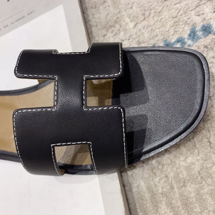 Hermès Oasis H Flat Sandals in Taupe Strap
