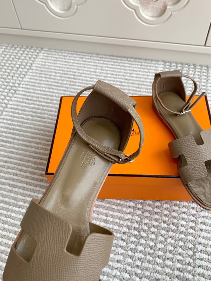 Hermès Santorini Classic H Flat Sandals in Taupe