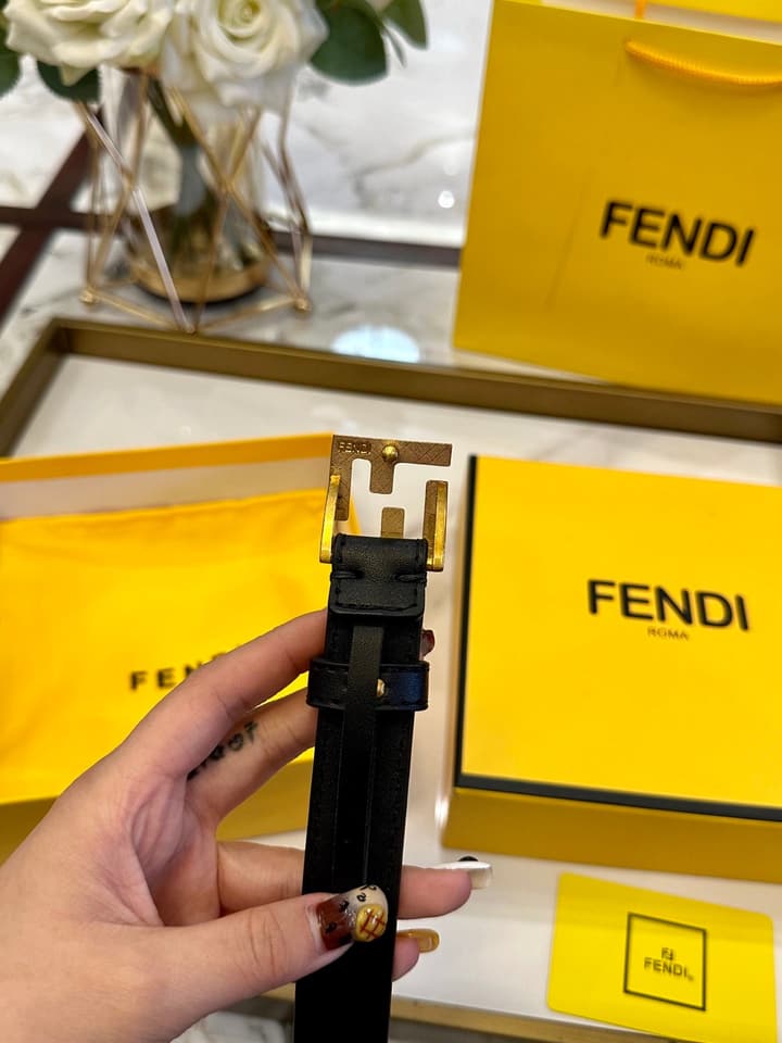 Fendi Classic Leather Belt – 2.5cm in Black Leather With Antique Gold Buckle