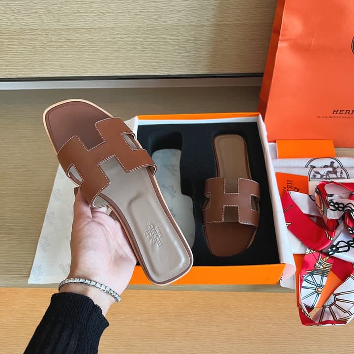 Hermès Handmade Leather Sandals – 2023 Spring Collection in Navy Blue Leather