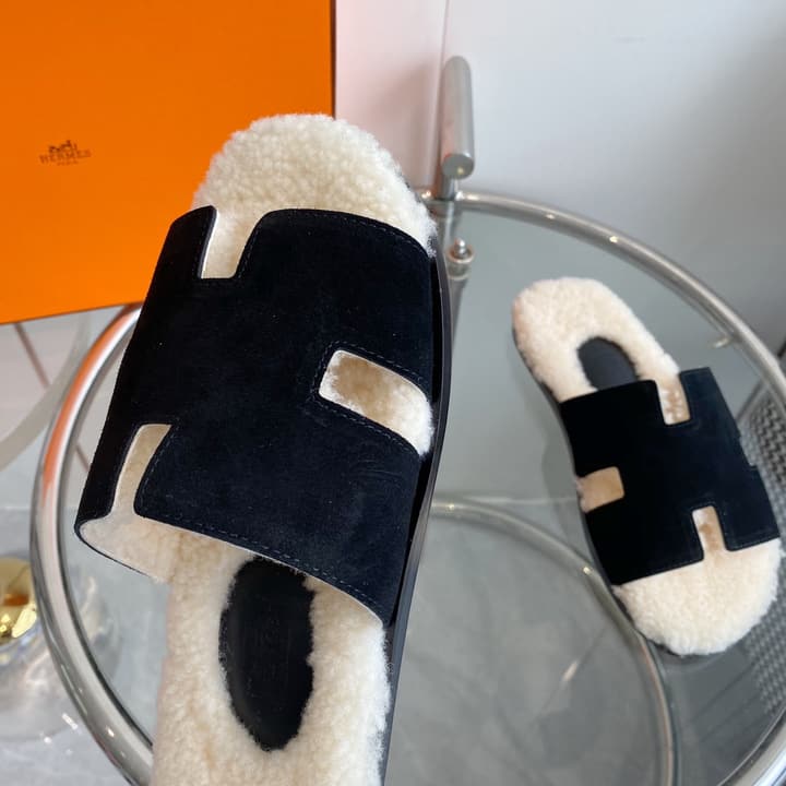 Hermès Izmir Classic H Wool Slippers in Black