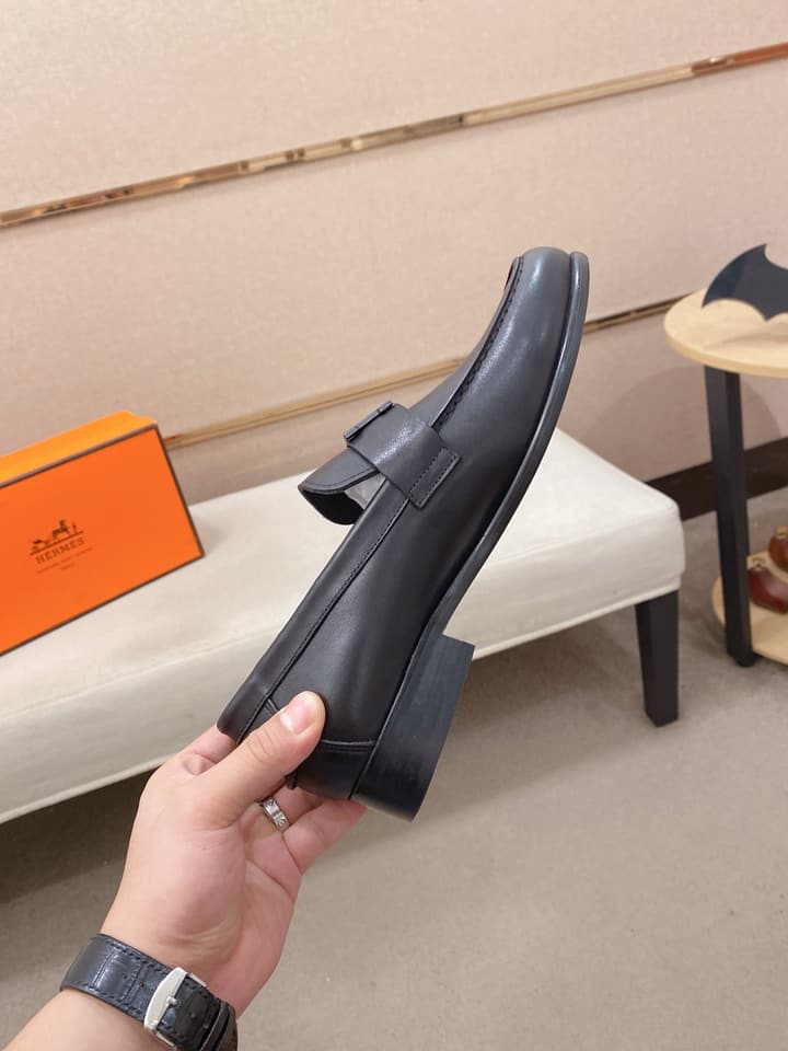 Hermès Business Casual Leather Loafers in Black Leather