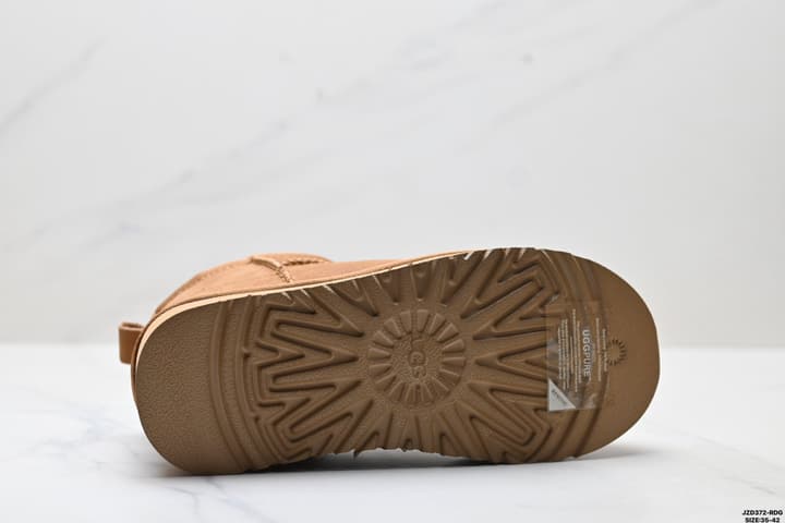 UGG Classic Ultra Mini Platform Snow Boots in Classic Chestnut