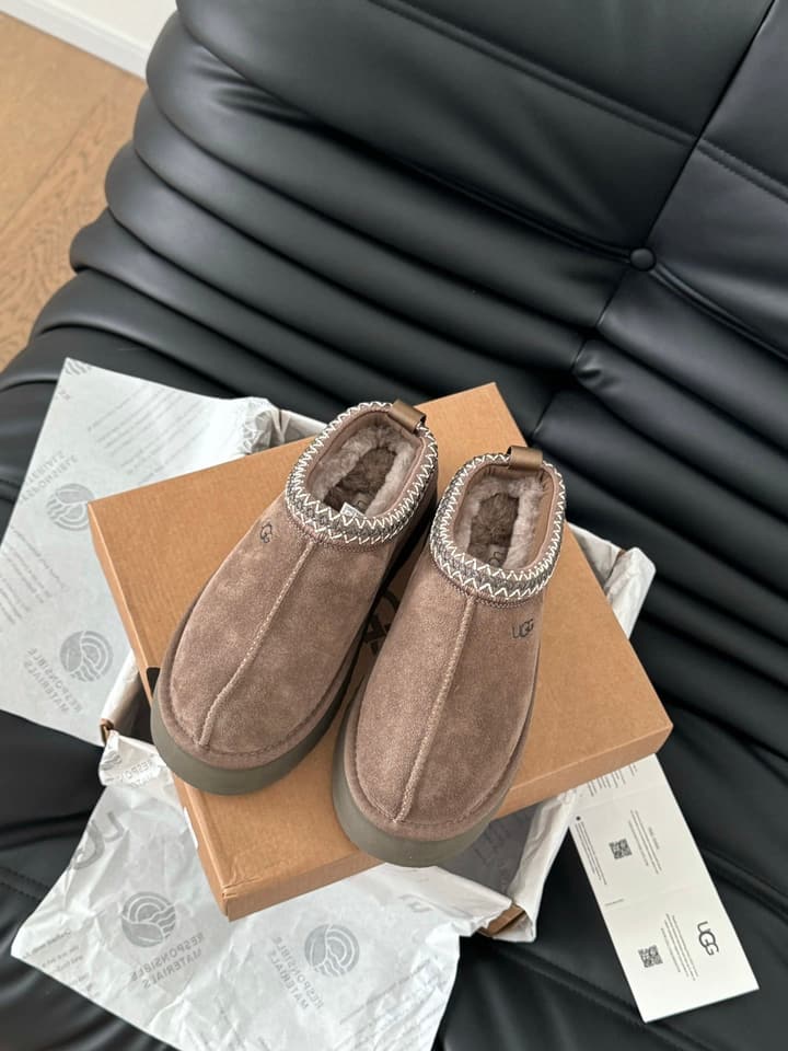 UGG Sheepskin Snow Boots – Autumn/Winter Essential in Dark Grey Suede