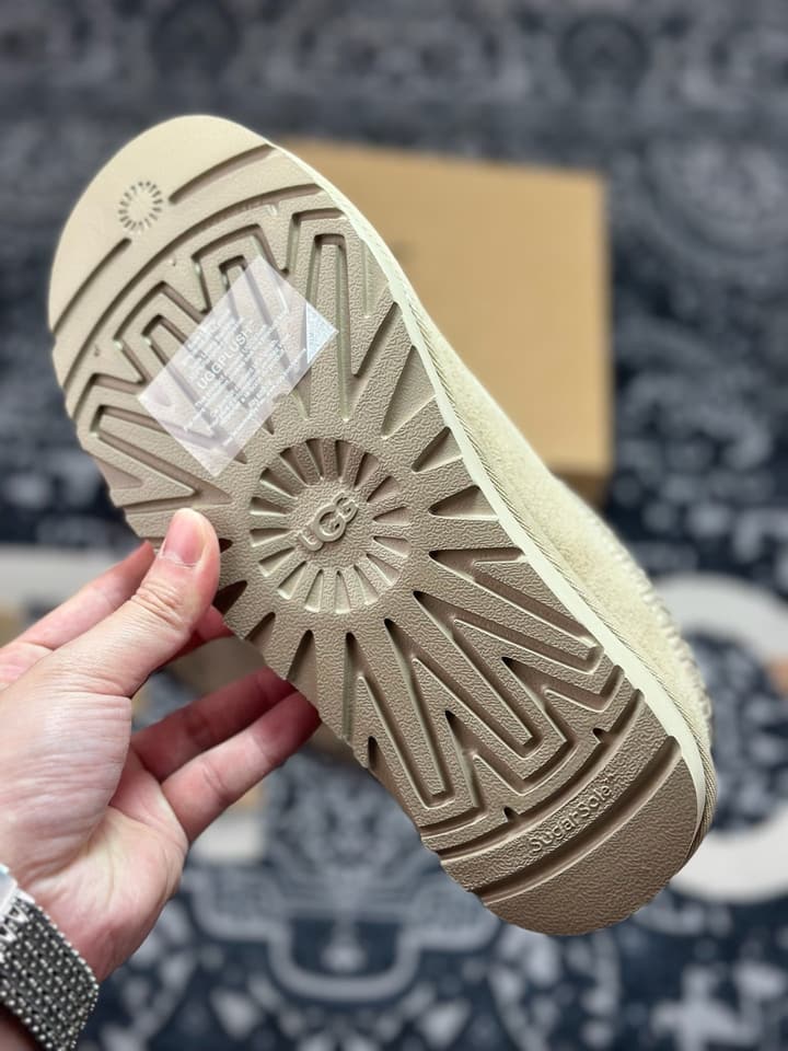 UGG Tazz Platform Snow Boots in Light Beige Suede