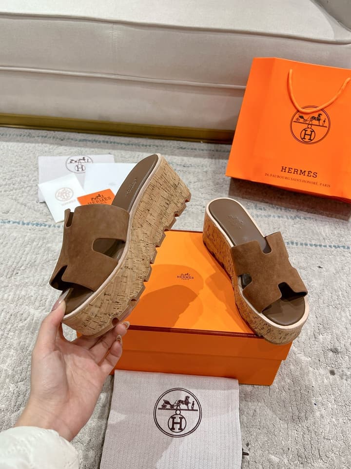 Hermès Wedge Sandals – 2024 Spring/Summer Collection in Bright Red Suede