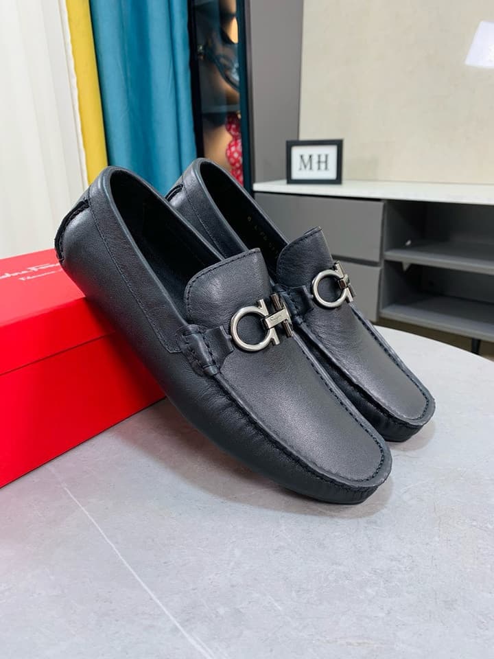 Ferragamo Pebbled Leather Driving Shoes in Black Leather, Black Lining