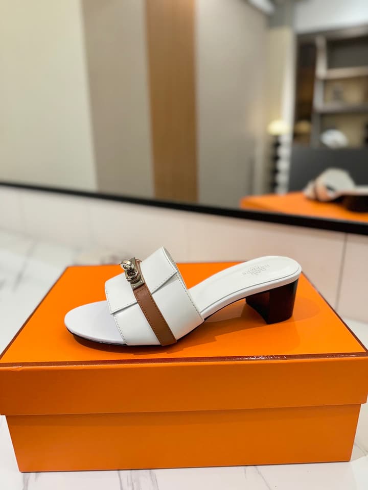 Hermès Classic Smooth Cowhide Heeled Sandals in Beige