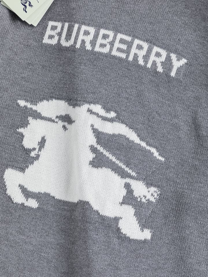 Burberry Equestrian Knight Jacquard Sweater – 25SS in Grey With White Logo
