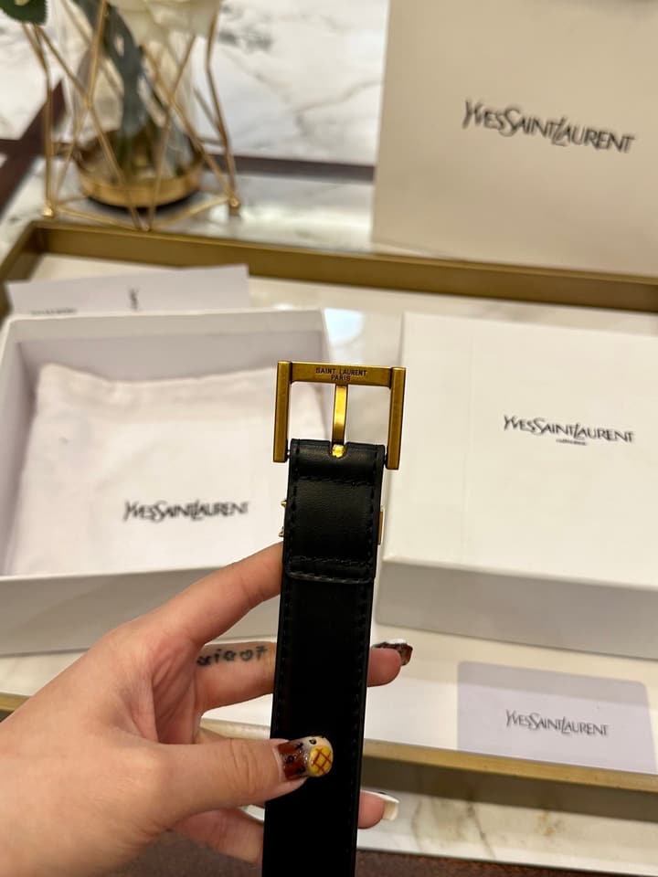 Saint Laurent Classic Leather Belt – 2.5cm in Black Leather With Gold Buckle