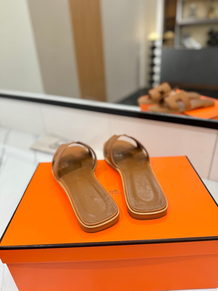 Hermès Classic H Palm Grain Leather Sandals in Black