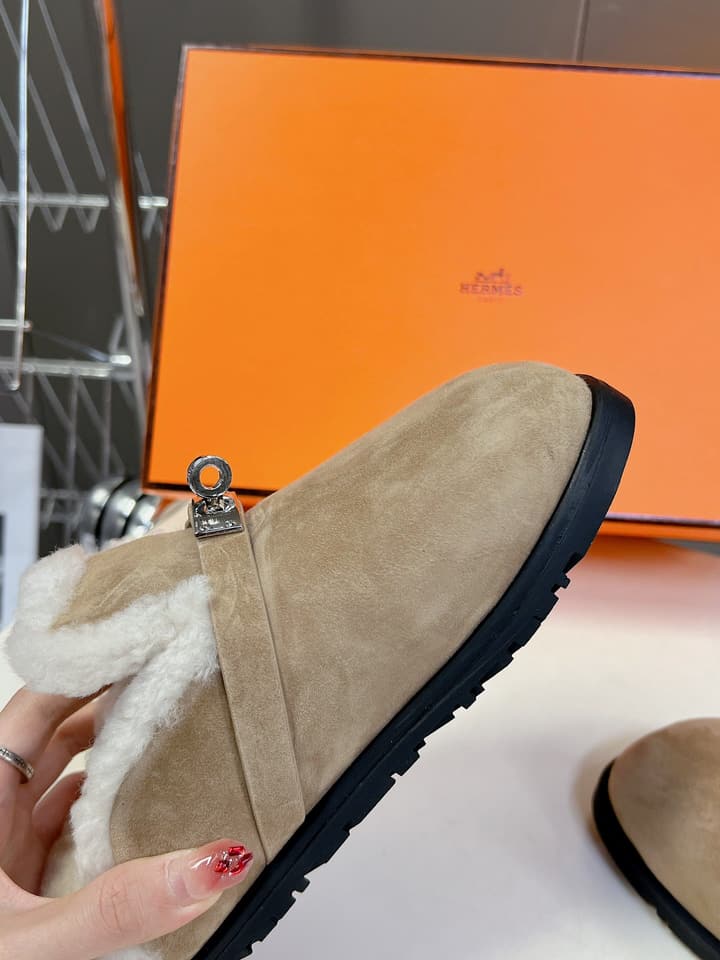 Hermès Kelly Buckle Fur Slippers – Autumn/Winter Collection