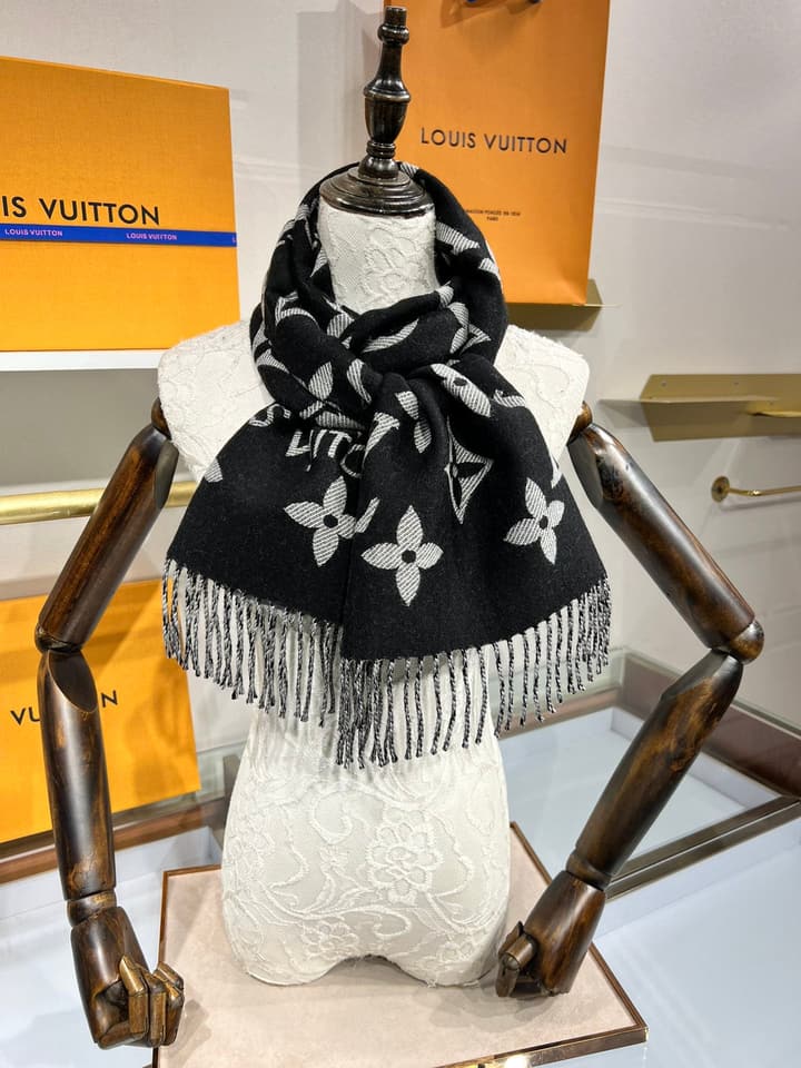 Louis Vuitton Monogram Wool Shawl – 2022 Collection in Beige