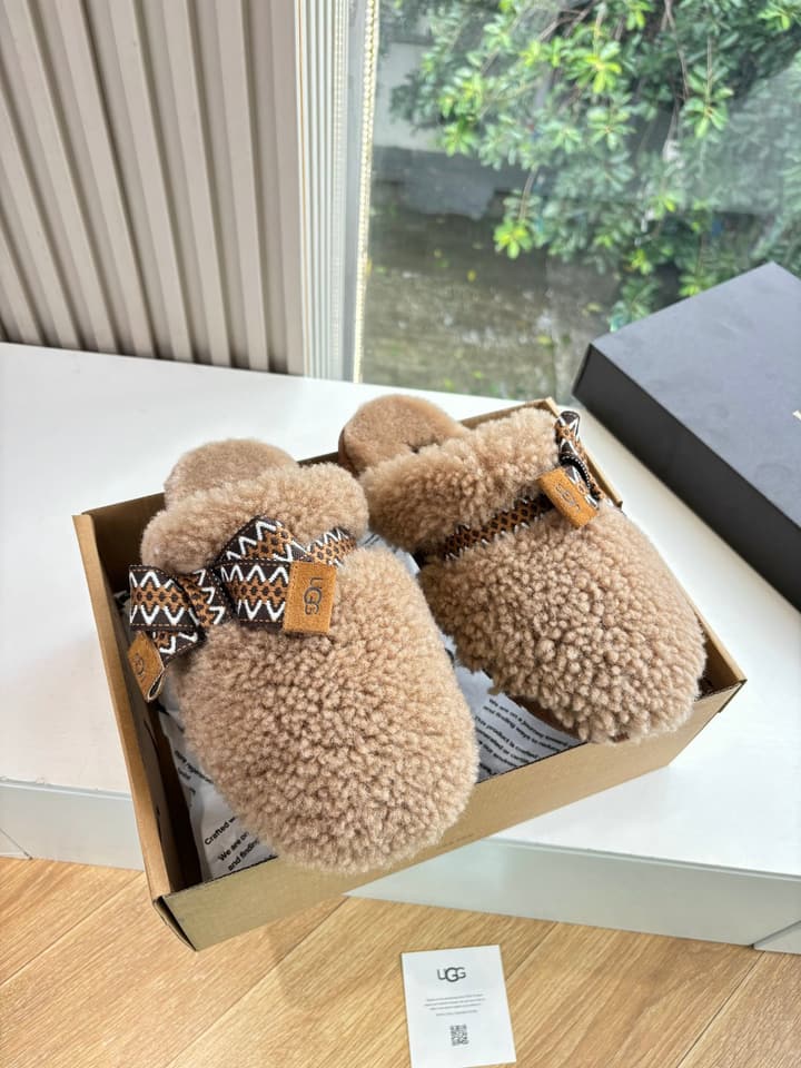 UGG Autumn/Winter Wool Slippers in Creamy White