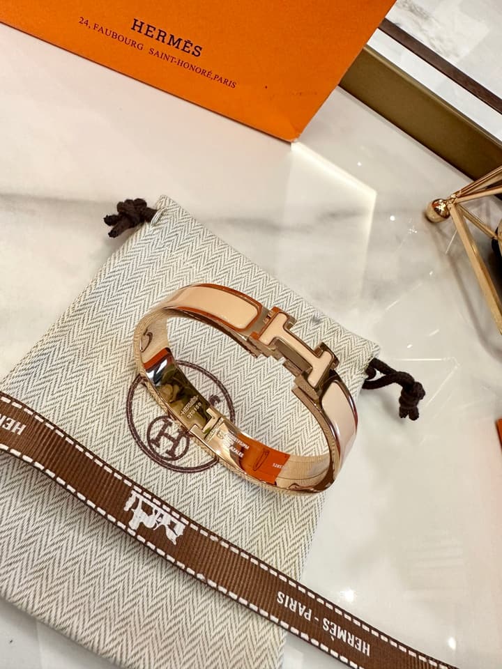 Hermès H-Letter Oval Enamel Bracelet in Gold H Logo Creamy Beige Band