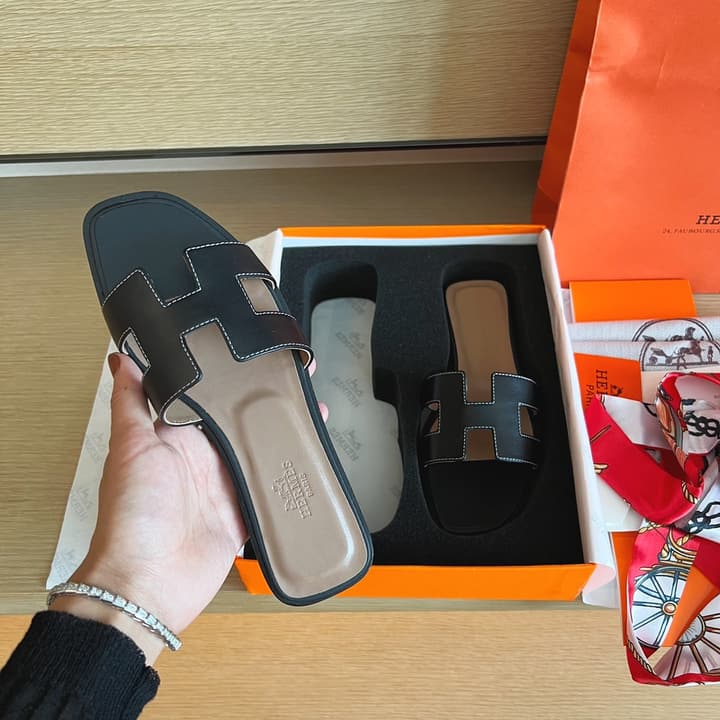 Hermès Handmade Leather Sandals – 2023 Spring Collection in Navy Blue Leather