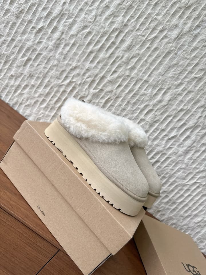 UGG Sheepskin Fur-Lined Slippers – Autumn/Winter Collection in Tall Light Pink With Cream Fur