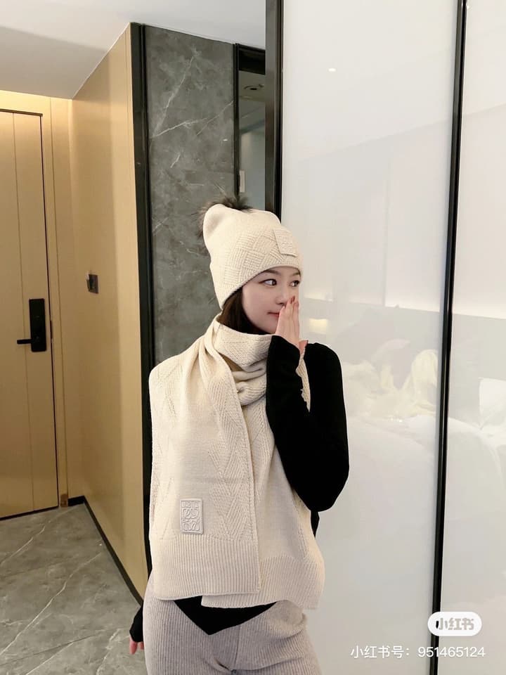 Loewe Classic Hat and Scarf Set in Cream Plain