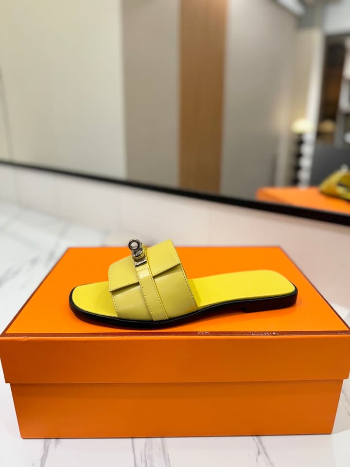 Hermès Classic Timeless Leather Sandals in Black