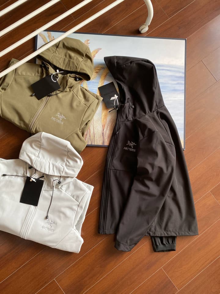 Arc'teryx Isogon Hooded Softshell Jacket in Military Green