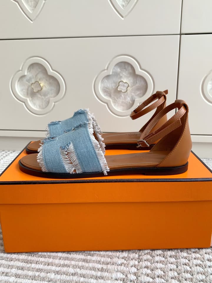 Hermès Santorini Classic H Flat Sandals in Taupe