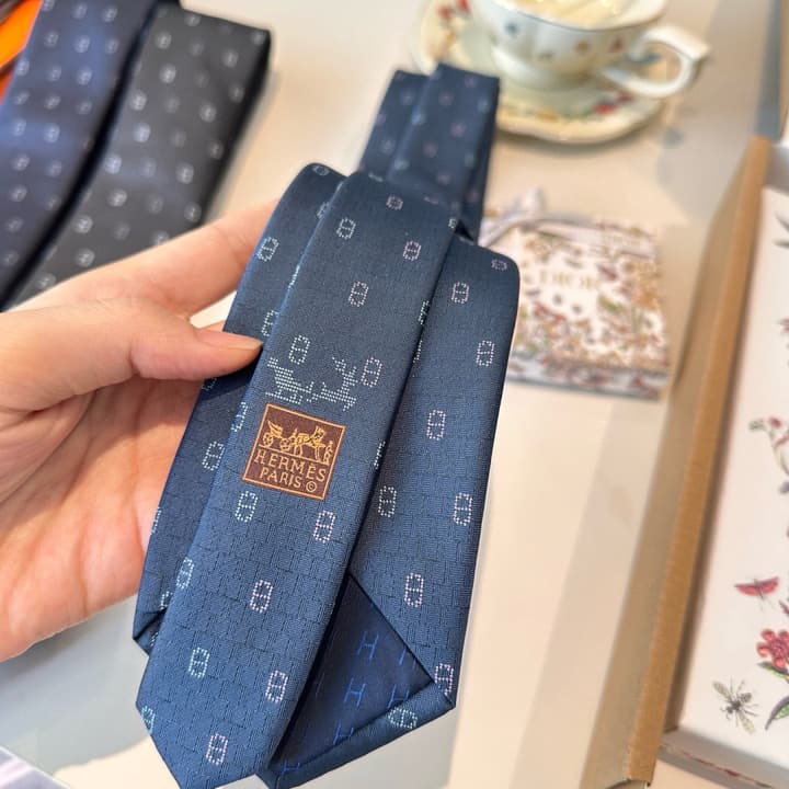 Hermès Men's Winter Anchor Chain Silk Tie – New Collection in Black