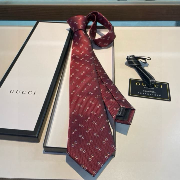 Gucci Men's Jacquard Silk Tie in Black Gg Pattern