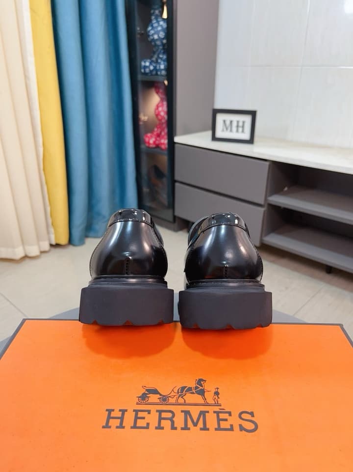 Hermès Business Leather Loafers in Black Loafers Foreground