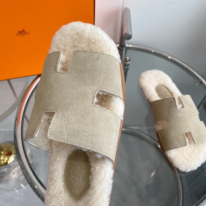 Hermès Izmir Classic H Wool Slippers in Black