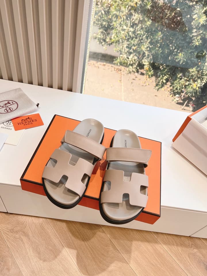 Hermès Pig Nose Thong Sandals – 2024 Spring/Summer Collection in Black