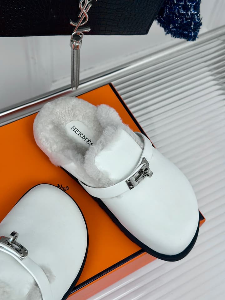 Hermès Kelly Buckle Furry Slippers – Autumn/Winter Collection in Black Suede With White Fur