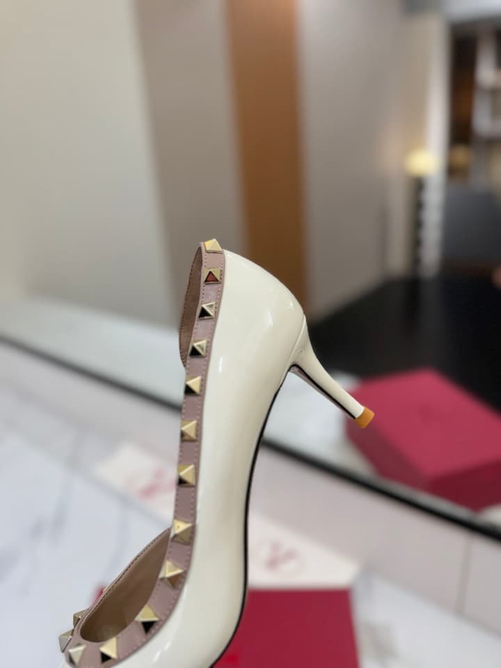 Valentino Rivet Classic Pumps in Black Patent